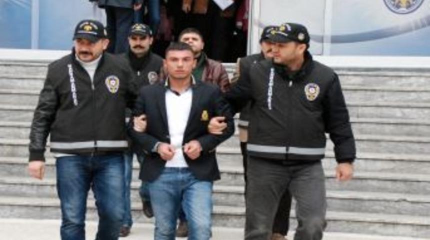 &Uuml;&ccedil; arkadaşın k&uuml;f&uuml;rl&uuml; tartışması &ouml;l&uuml;mle sonu&ccedil;landı