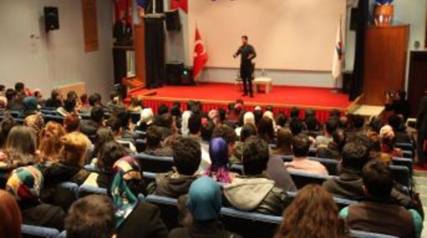 &Uuml;niversite &Ouml;ğrencileri Stand-up G&ouml;sterisi Ile Stres Attı