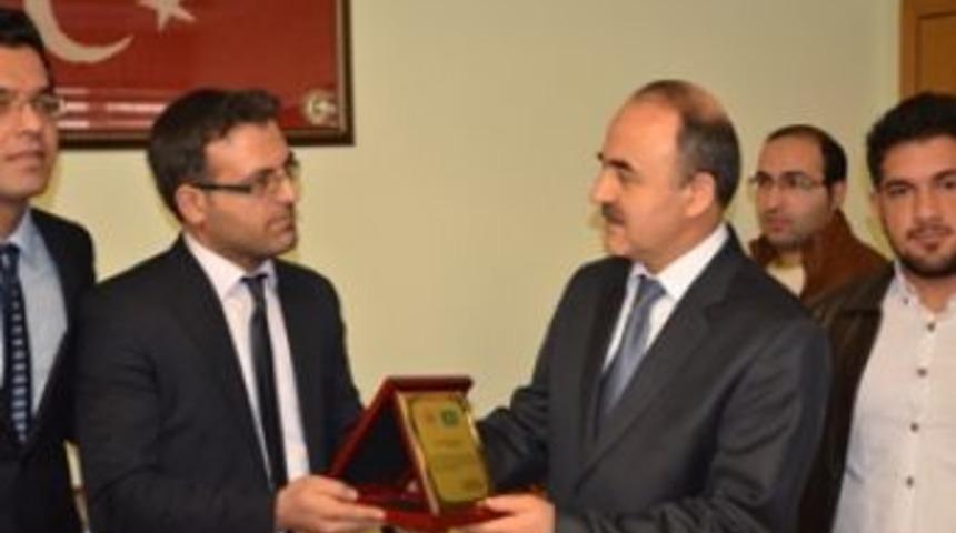 &Ouml;ğrencilerden Vali Erol'a plaket