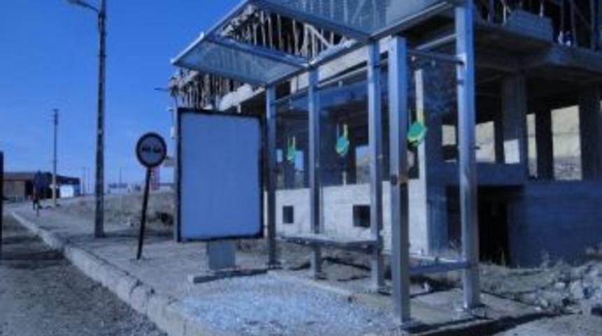 Otob&uuml;s Durağının Camları Kırıldı