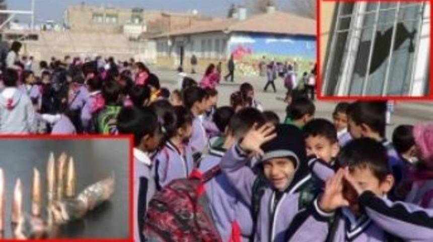 Okula mermi isabet etti