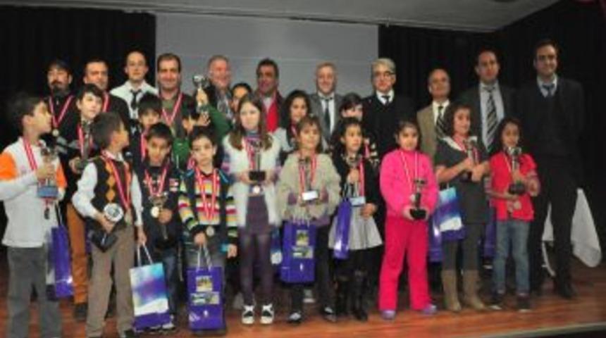 Satran&ccedil; Turnuvasında Birinci Olanlar Fotoğraf Makinesiyle &Ouml;d&uuml;llendirildi