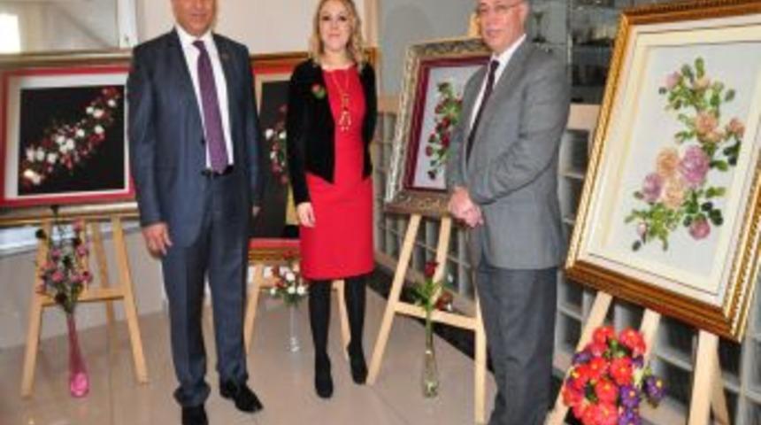 Okulda &Ccedil;ocuklarını Beklerken Ipek Kozasından &Ccedil;i&ccedil;ek Yapmayı &Ouml;ğrendiler