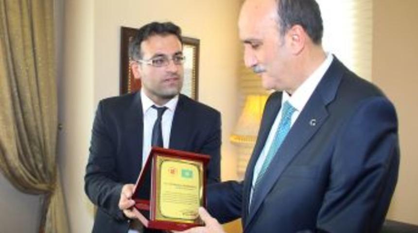 T&uuml;rk D&uuml;nyası &Ouml;ğrencilerinden Başkan Selmaoğlu&rsquo;na Plaket