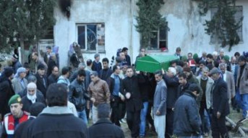 Silahla Oynayan Liseli Kız Hayatından Oldu