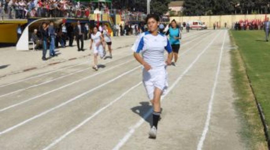 Liseli kız silahla oynarken kendini &ouml;ld&uuml;rd&uuml;