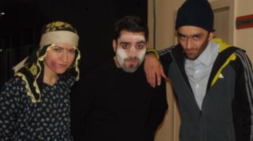 Sınav Stresini Tiyatro Ve Mizek Dinletisi İle Attılar