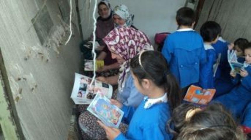 Halı Dokuma At&ouml;lyesinde Kitap Okuyorlar