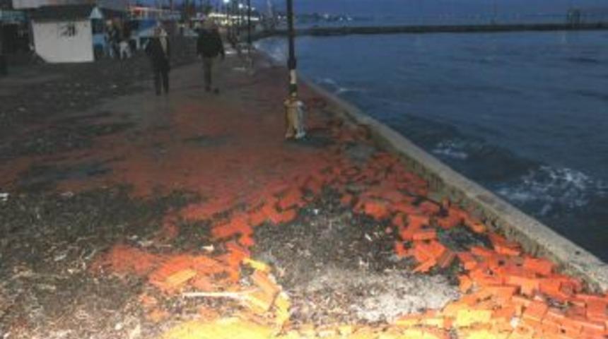 Lodos Ve Dev Dalgalar Kaldırım Taşlarını S&ouml;kt&uuml;