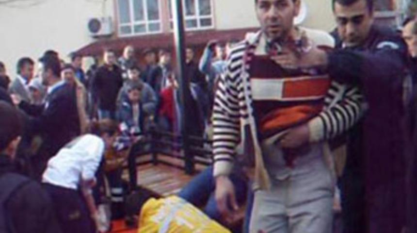 Kayınpederini ve kayınbiraderini bı&ccedil;akladı