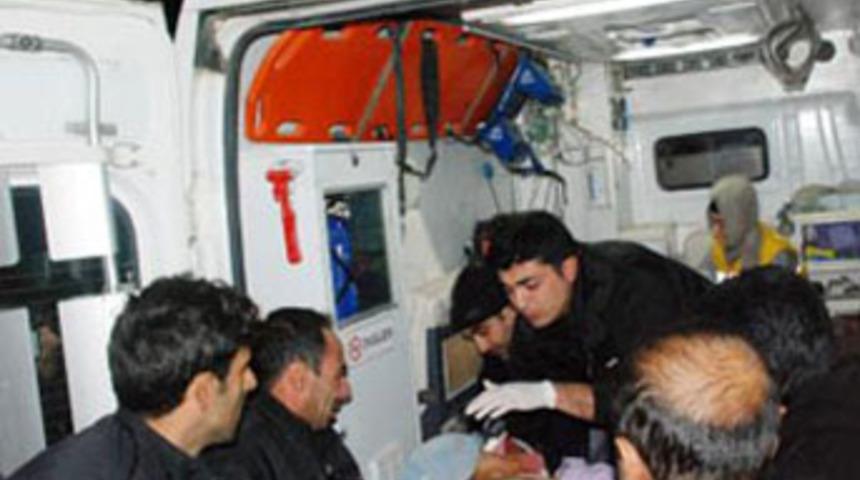 Evinde otururken başından yaralandı