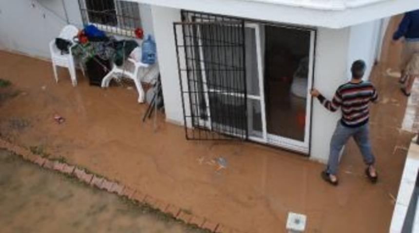 Didim&rsquo;de Evleri Su Bastı