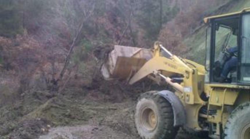 K&ouml;y Yolunda Heyelan Meydana Geldi