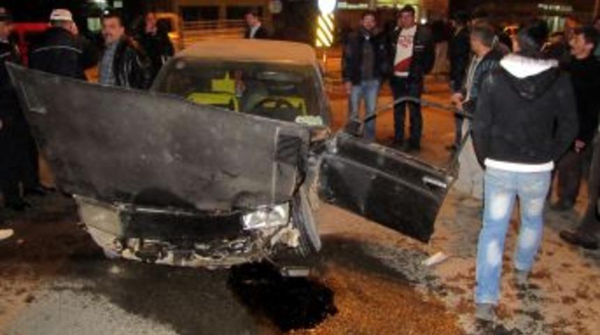 &Uuml;nye Sanayi Sitesi Girişinde Trafik Kazası