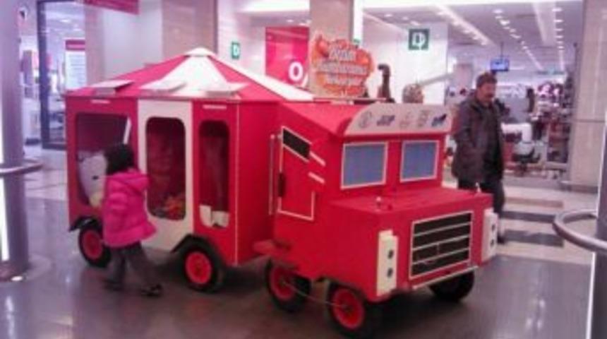 Kullanılmayan Kitap Ve Oyuncaklar Kumbaraya