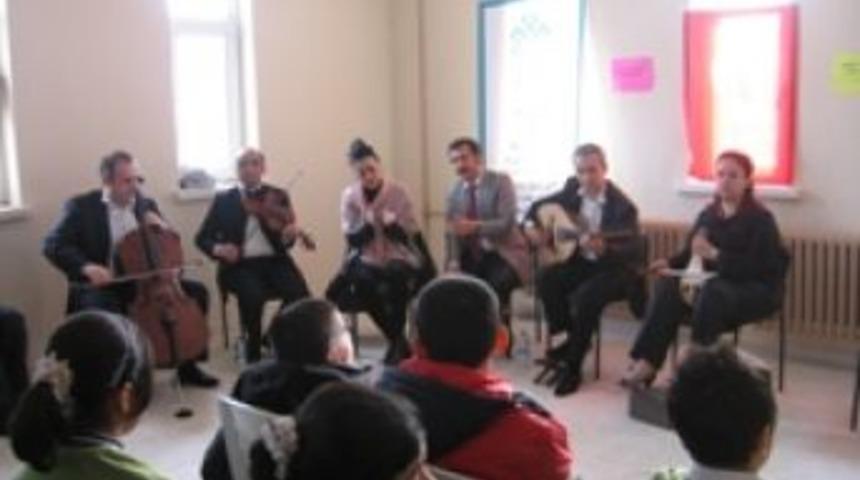 Koro'nun eğitim konserleri s&uuml;r&uuml;yor