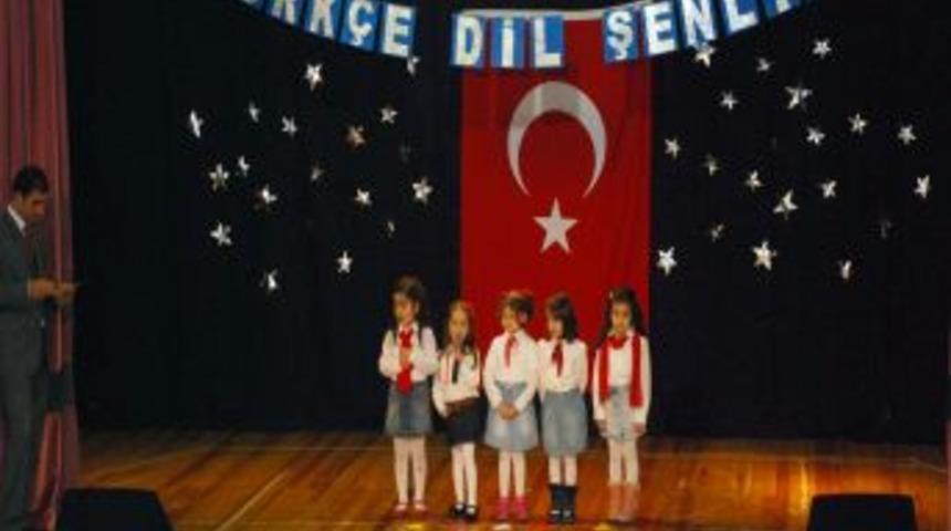Minikler, T&uuml;rk&ccedil;e Dil Şenliği'nde H&uuml;nerlerini Sergiledi
