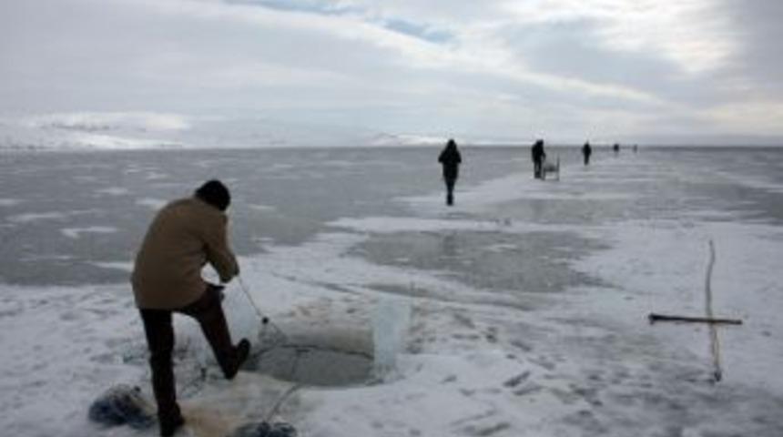 Donan G&ouml;lde Zorlu Balık Avı