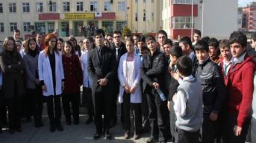 Rize'de &Ouml;ğrenci &Ouml;ğretmenini Darp Etti