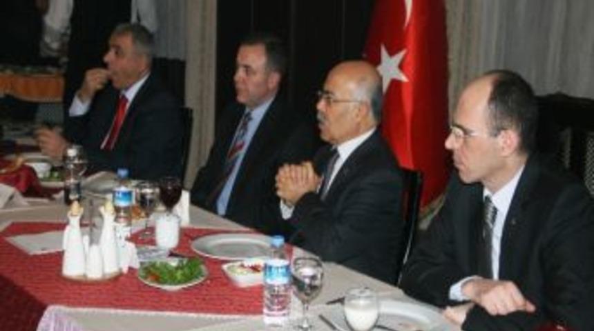 Iğdır Valisi Pek, Gazetecilerle Yemekte Bir Araya Geldi