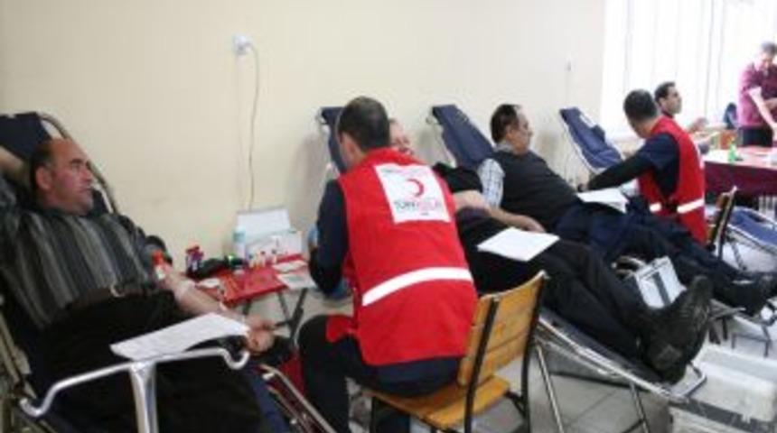 Erzincan Şeker Fabrikası &Ccedil;alışanları Kan Verdi