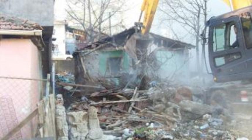 Metruk Bina Yıkıldı