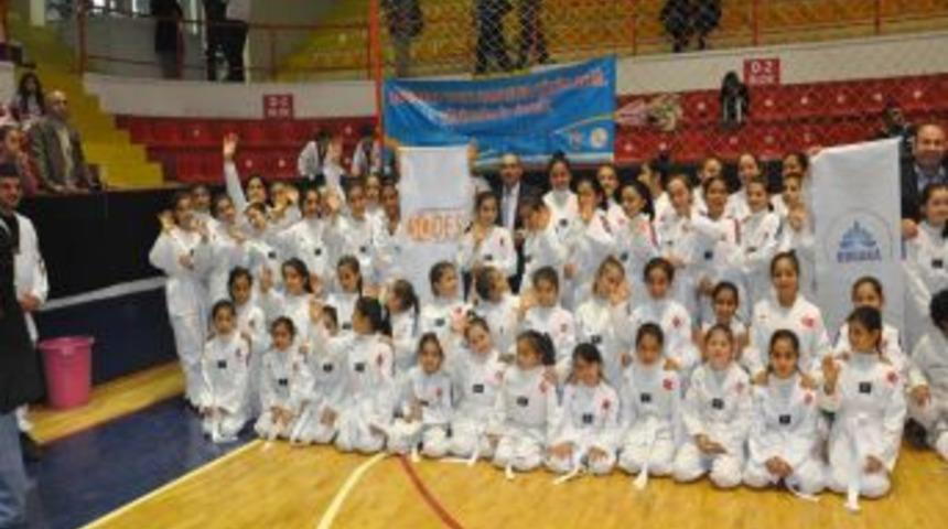 Kızlar Tekvando Ile K&ouml;t&uuml; Alışkanlıklardan Uzak Tutuluyor