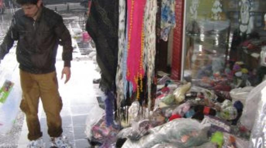 Marmaris&rsquo;te 15 Dakikalık Yağmur Yolları Dereye D&ouml;nd&uuml;rd&uuml;