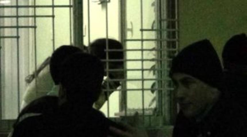 Kızını ekmek bı&ccedil;ağıyla rehin aldı