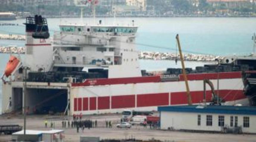 Patriotları Taşıyan Loise Russ Adlı Gemi, Ana Iskelede Y&uuml;k&uuml;n&uuml; Boşaltıyor