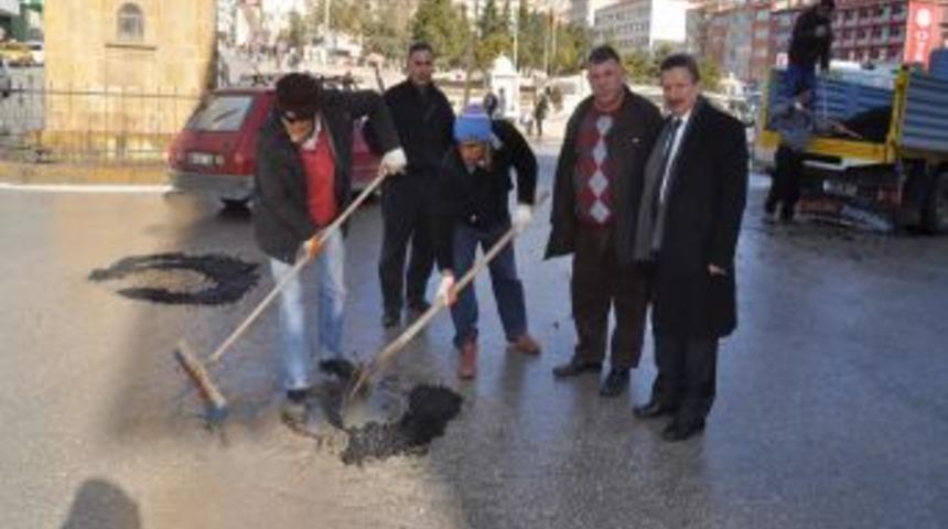 Yozgat&rsquo;ta Karla M&uuml;cadelede Bozulan Yollara Dolgu Yapılıyor