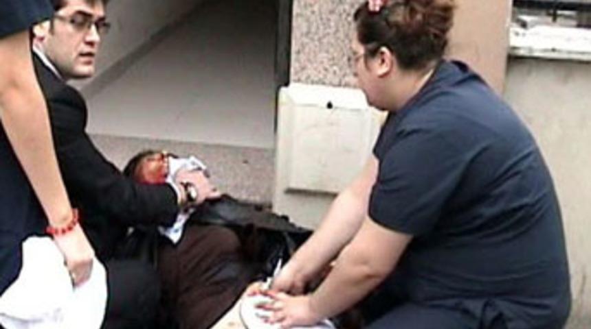 Sokakta annesinin boğazını kesti