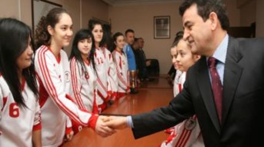 B&ouml;lge Birincisi Gen&ccedil; Kızlar, Kaymakam Demir&rsquo;i Ziyaret Etti