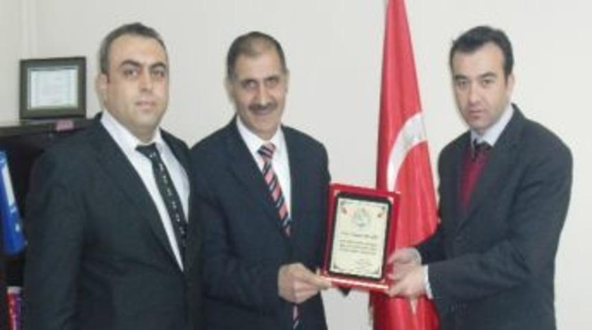 Başarılı Hizmeti Plaketle &Ouml;d&uuml;llendirildi