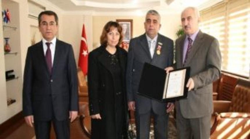 Emekli Bek&ccedil;iye, Devlet &Ouml;v&uuml;n&ccedil; Madalyası