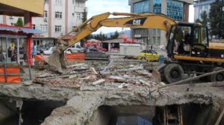 Dere &Uuml;zerinde Kurulan İlgin&ccedil; İş Yeri Bug&uuml;n Yıkıldı