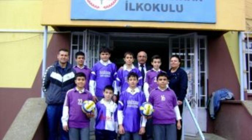 Mimar Sinan İlkokulu, Voleybolda Yenilgisiz Şampiyon Oldu