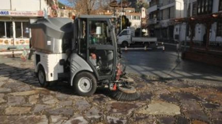 Muğla Belediyesine Hidrostatik Vakumlu Yol S&uuml;p&uuml;rme Aracı