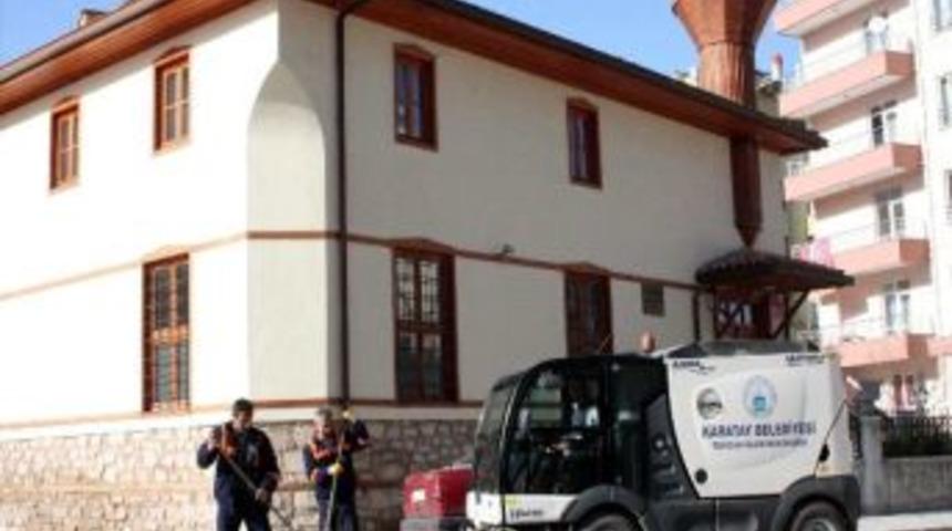 Karatay&rsquo;da Camiler Ve Okul Bah&ccedil;eleri Temizleniyor
