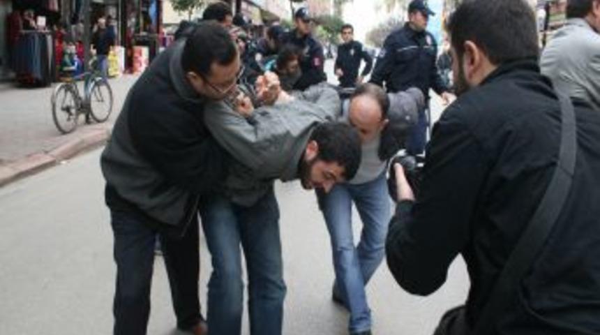 AK Parti Binasını Işgal Etmek Isteyen Gruba Polis M&uuml;dahale Etti: 5 G&ouml;zaltı