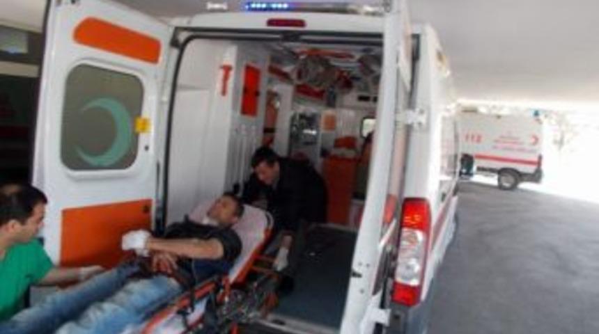 &Ccedil;arşı Ortasında Bı&ccedil;aklı Kavga