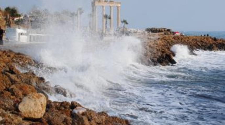 Side'de Deniz Dalgalanması, Turistleri Tarihi Taş &Uuml;st&uuml;nde Uyuttu