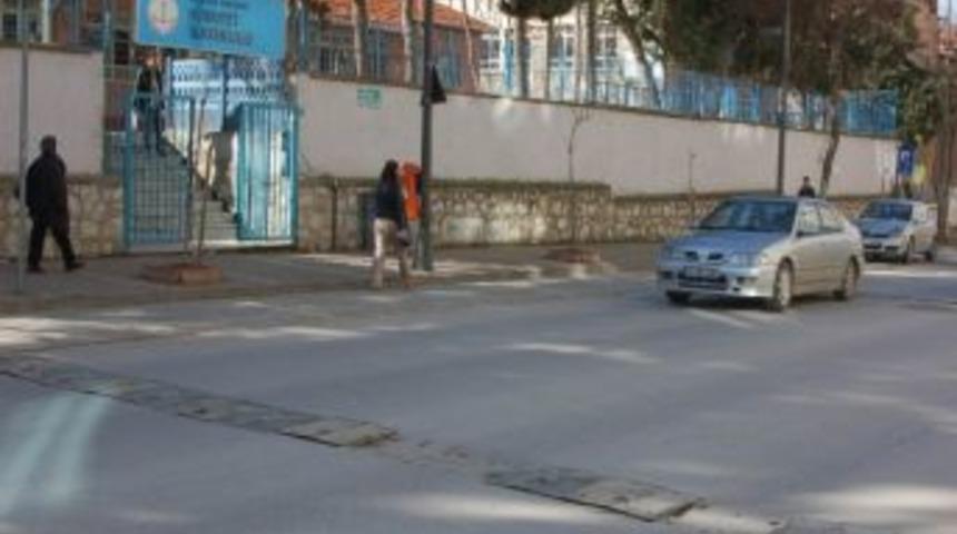 Okul &Ouml;n&uuml;nde Yanmayan Trafik Lambaları Tepkiye Sebep Oluyor