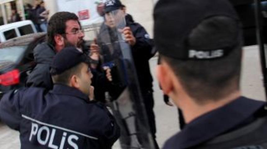 Ak Parti &Ouml;n&uuml;nde Pankart A&ccedil;an 5 Kişiye G&ouml;zaltı