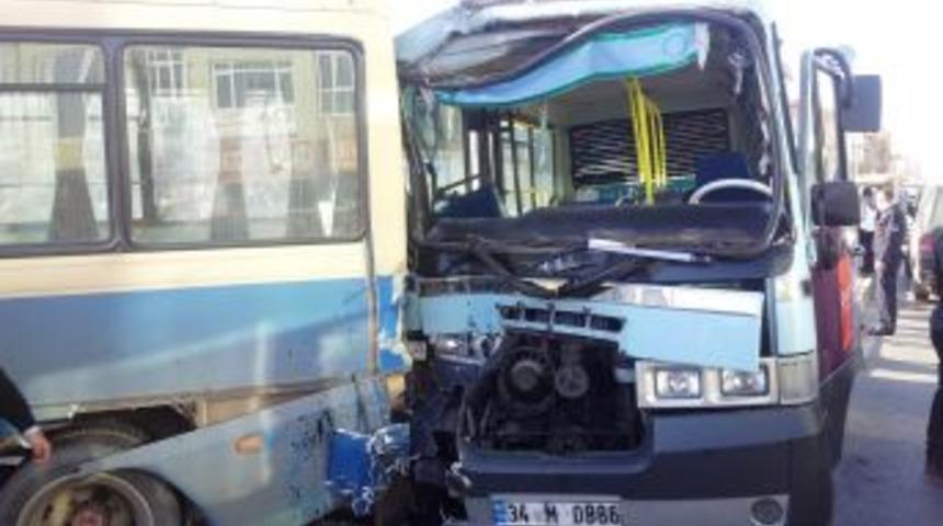 Yarışan Minib&uuml;sler Dehşet Sa&ccedil;tı: 10 Yaralı