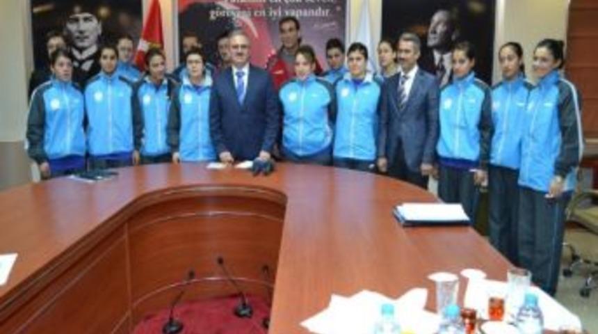 Vanlı Hentbolculardan Vali Karaloğlu&rsquo;na Ziyaret