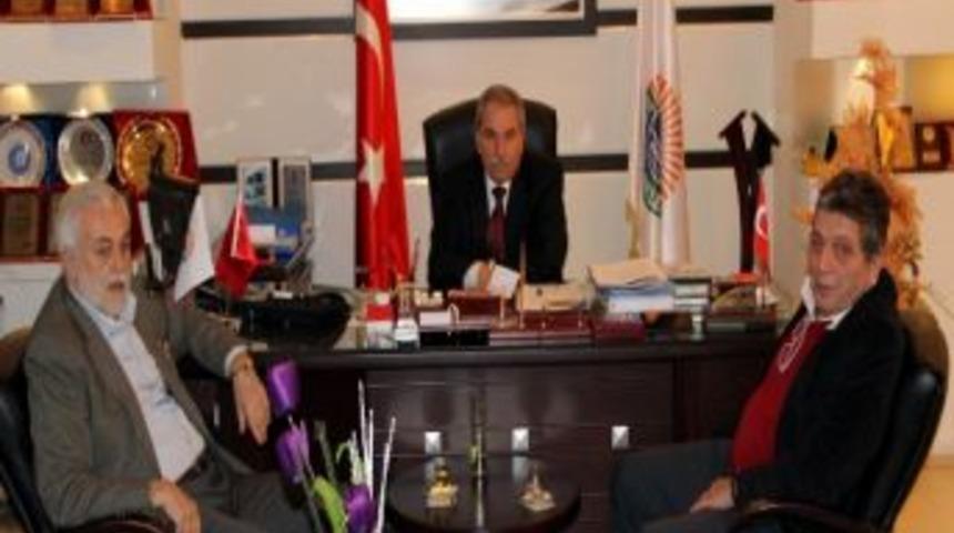 &Uuml;nl&uuml; Yorumcu Ve Futbolculardan İlkadım&rsquo;a Ziyaret