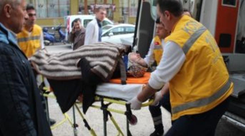 H&uuml;y&uuml;k&rsquo;te Trafik Kazası: 3 Yaralı