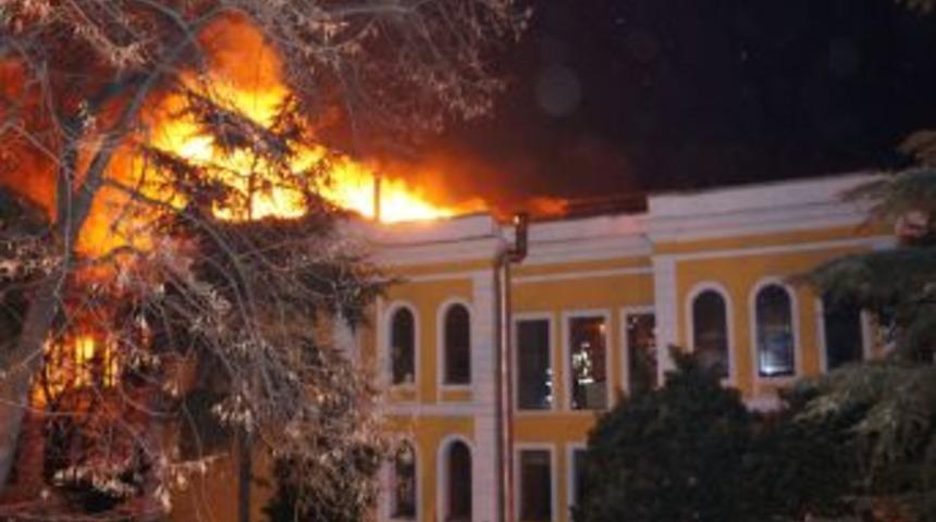 Galatasaray &Uuml;niversitesi &Ccedil;ıkan Yangın Tarihi Binayı Enkaza &Ccedil;evirdi