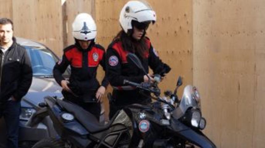 Kadın Yunuslar Zehir Tacirini 200 Paket Uyuşturucuyla Yakaladı